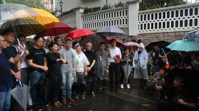 Người biểu tình trước văn phòng chính quyền Hồng Kông ngày 13.6.AFP