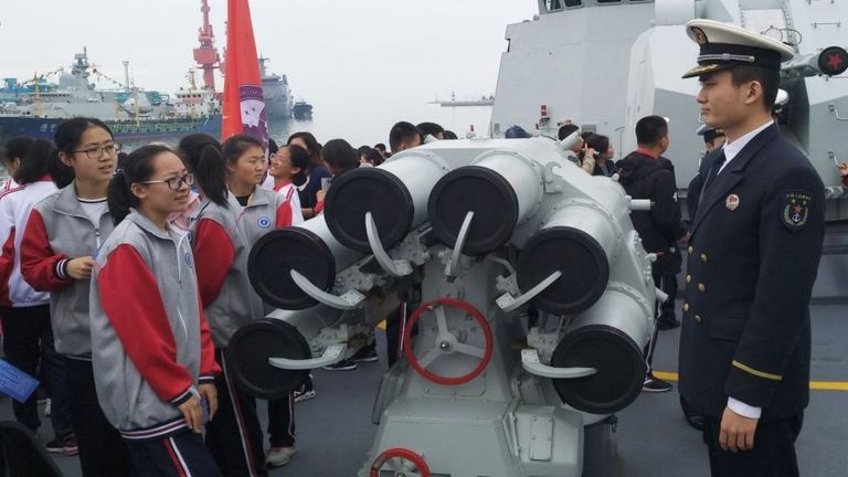 Bản quyền hình ảnh Getty Images Image caption Học sinh đến thăm tàu khu trục tên lửa dẫn đường Rizhao của Hải quân PLA trong một ngày mở chiến hạm như một phần của sự kiện hải quân đa quốc gia kỷ niệm 70 năm thành lập Hải quân Quân đội Giải phóng Nhân dân Trung Quốc (PLAN)