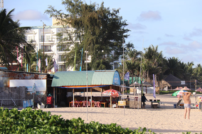 Hàng quán lấn bãi biển Mũi Né làm khó khăn cho du khách. Tình trạng “bê tông hóa” và chiếm lĩnh không gian mặt biển bởi nhiều nhà hàng, khách sạn cao tầng khiến che khuất tầm nhìn của du khách. Đặc biệt, việc mở lối đi xuống biển cho du khách vẫn rất chậm triển khai QUẾ HÀ