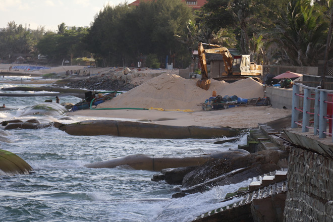 Ngày 24.6, PV Thanh Niên ghi nhận thực tế vẫn có những resort ngang nhiên tự ý dùng xe cuốc đào cát, ủi bãi biển để làm kè trên bãi biển Mũi Né. QUẾ HÀ