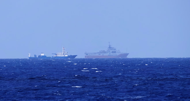 Tàu Hải Dương Địa chất 8 và tàu hộ tống vi phạm vùng đặc quyền kinh tế và thềm lục địa VN .Ảnh: Ngư dân cung cấp'