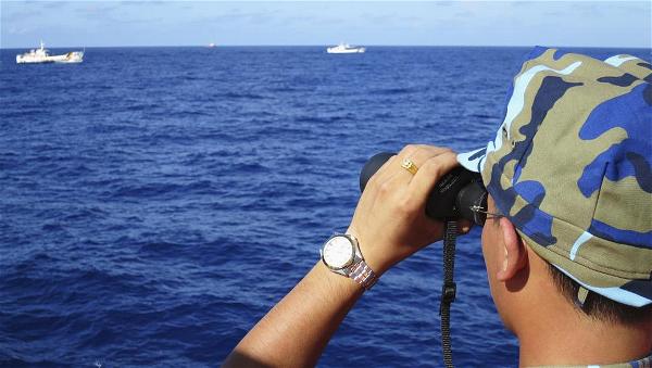 Cảnh sát biển Việt Nam quan sát các tàu Trung Quốc hộ tống giàn khoan Hải Dương Thạch Du 981 tại vùng biển Hoàng Sa, ngày 15/07/2014.REUTERS/Martin Petty