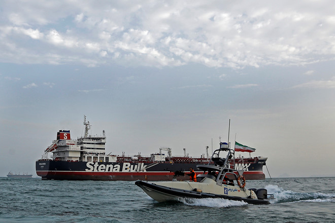 Tàu của Lực lượng vệ binh cách mạng Hồi giáo Iran chạy gần tàu dầu Anh Stena Impero (lớn) ở cảng Bandar Abbas của Iran hôm 21.7 Reuters