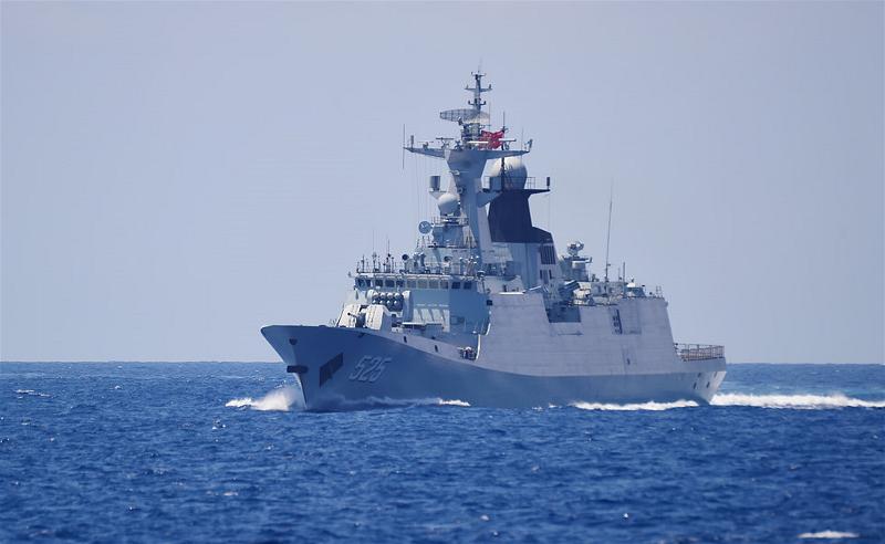 Chiến hạm hộ vệ tên lửa 525 của hải quân Trung Quốc lao ra ngăn cản tàu không phải của Trung Quốc lại gần bãi Chữ Thập. Ảnh: Mai Thanh Hải 