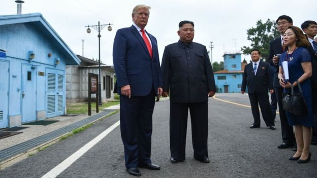 Bản quyền hình ảnh BRENDAN SMIALOWSKI/AFP/Getty Images Image caption Tổng thống Mỹ Donald Trump gặp nhà lãnh đạo Bắc Hàn Kim Jong-un tại khu phi quân sự (DMZ)