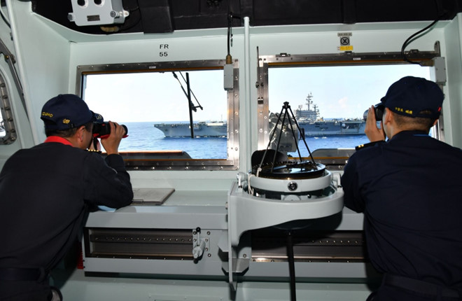 Binh sĩ Nhật quan sát tàu sân bay Mỹ USS Ronald Reagan trong cuộc tập trận ở Biển Đông từ ngày 19-20.6  JMSDF