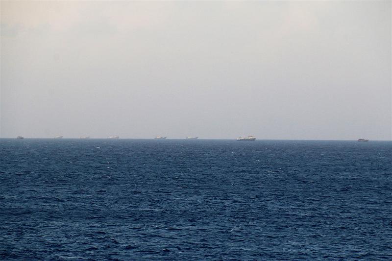 Các tàu cá Trung Quốc neo đậu trong bãi Huy Gơ tránh bão, tháng 1.2018