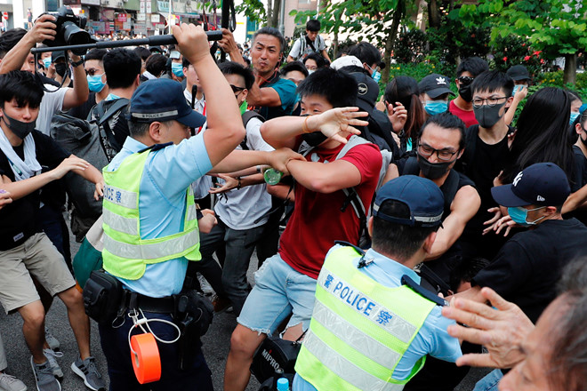 Cảnh sát dùng dùi cui đối phó người biểu tình ở Hồng Kông ngày 13.7 Reuters