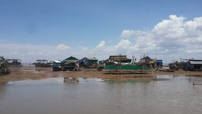 Biển Hồ khô cạn, sinh kế của người dân gặp nhiều khó khăn . Ảnh: Nguyễn Minh Luân