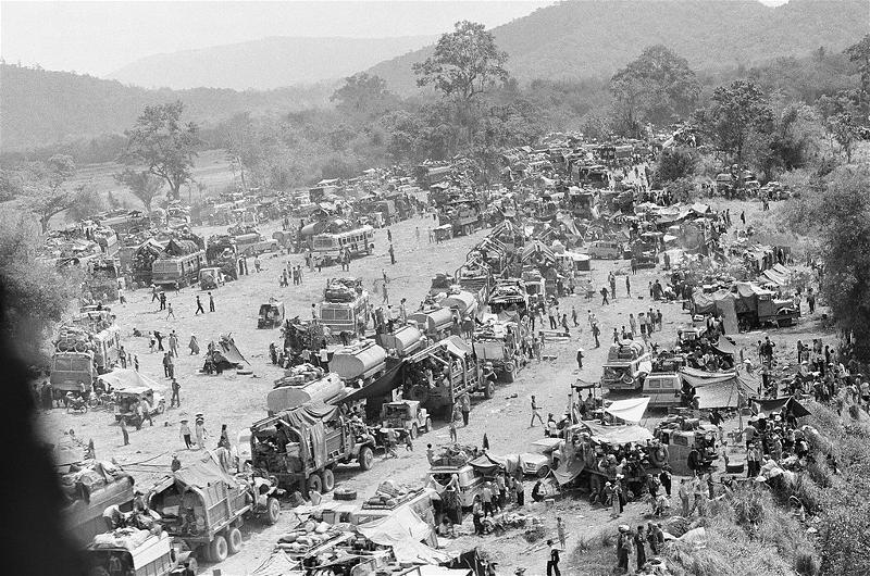 Người tị nạn chạy khỏi Ban Mê Thuột bằng đủ loại phương tiện, tạm dừng chân gần Tuy Hòa ở vùng duyên hải miền trung miền Nam Việt Nam, Thứ Bảy, ngày 23 tháng 3 năm 1975 sau khi di tản khỏi Ban Me Thuột và những nơi khác ở cao nguyên. Nguồn: AP / Út)
