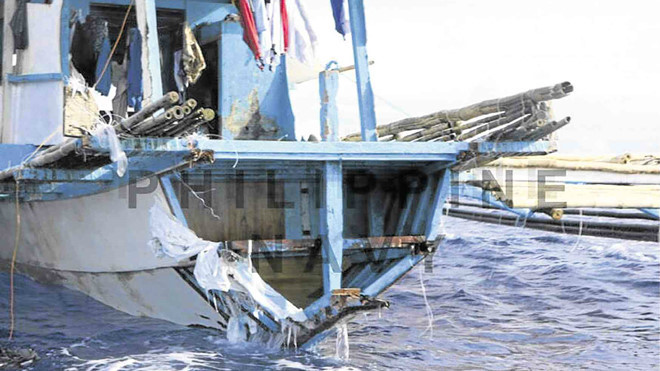 Tàu cá Gem-Ver 1 của Philippines hư hại nặng sau vụ va chạm. HẢI QUÂN PHILIPPINES
