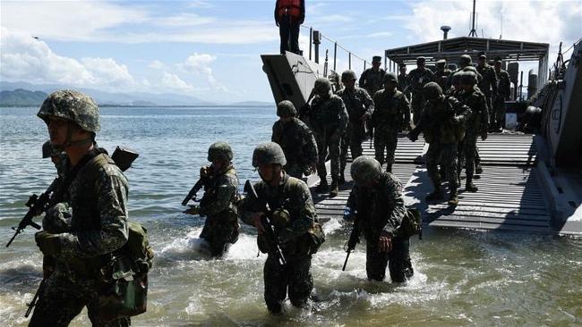 Bản quyền hình ảnh Getty Images Image caption Mỹ và Philippines tiến hành tập trận chung Balikatan hàng năm. Trong hình là cuộc tập trận 5/2018 tại tỉnh Casiguran của Philippines