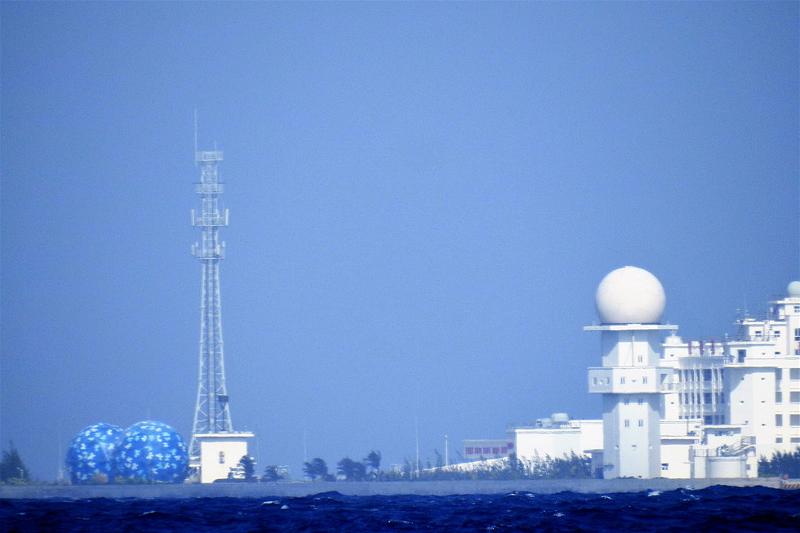 Hệ thống rada đối hải (màu xanh rằn ri) trên bãi Gạc Ma, hình chụp giữa 2019 . Ảnh: Mai Thanh Hải