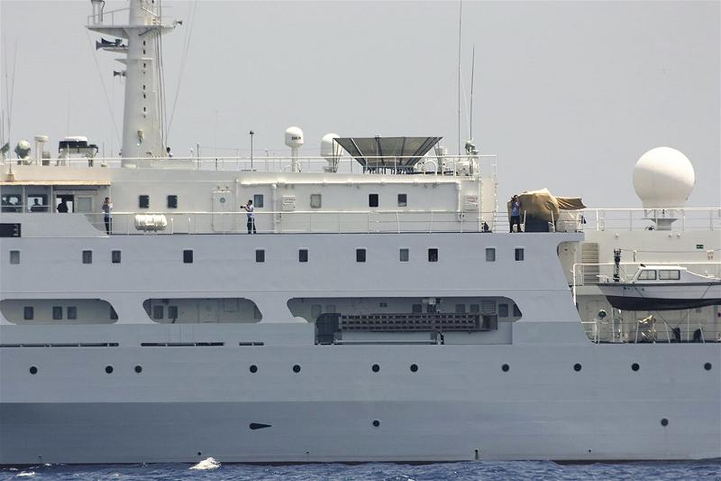 Một số nhân viên trên tàu Hải dương của Trung Quốc ghi hình đảo Sinh Tồn Đông