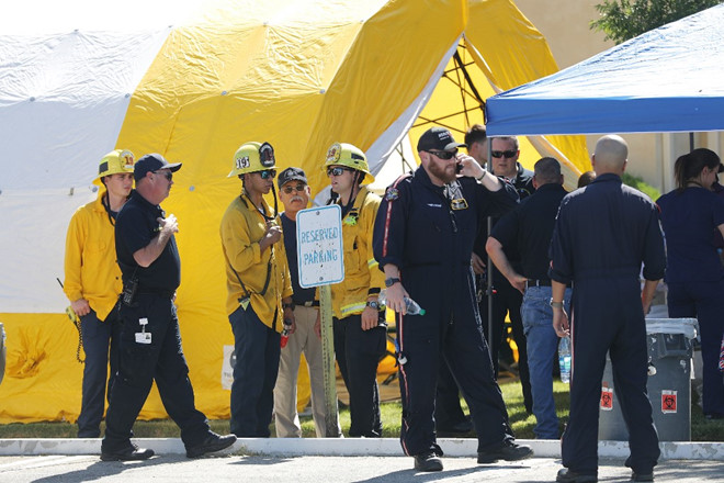 Các nhân viên cứu hộ hỗ trợ bên ngoài bệnh viện Ridgecrest AFP