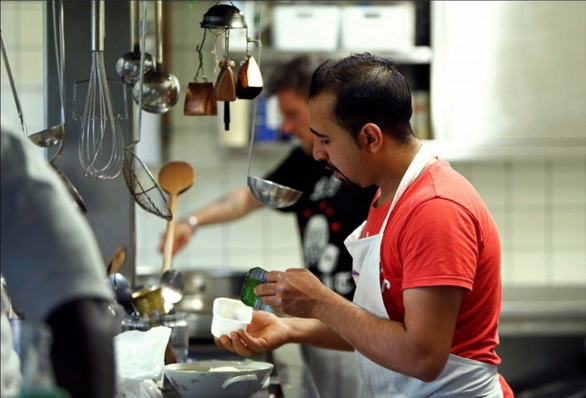 Giới kinh doanh nhà hàng tại Mỹ sẽ chịu ảnh hưởng lớn từ các cuộc truy quét người nhập cư - Ảnh: REUTER