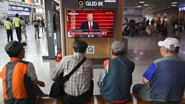 Màn hình tường thuật trực tiếp cuộc họp báo chung giữa Tổng thống Mỹ Donald Trump và Tổng thống Nam Hàn Moon Jae-in tại nhà ga ở Seoul vào ngày 30/6/2019. (theo BBC)