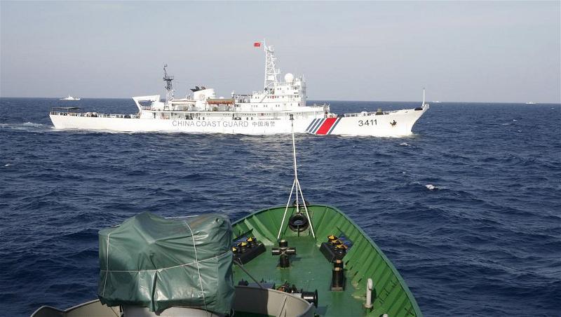 Ảnh minh họa : Một tàu hải cảnh Trung Quốc gần một tàu của cảnh sát biển Việt Nam trên Biển Đông ngày 14/05/2014. REUTERS/Nguyen Minh/Files