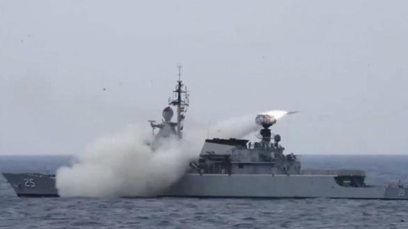 Khinh hạm Malaysia KD Kasturi phóng tên lửa diệt hạm Exocet MM40 Block II. Hải quân Malaysia