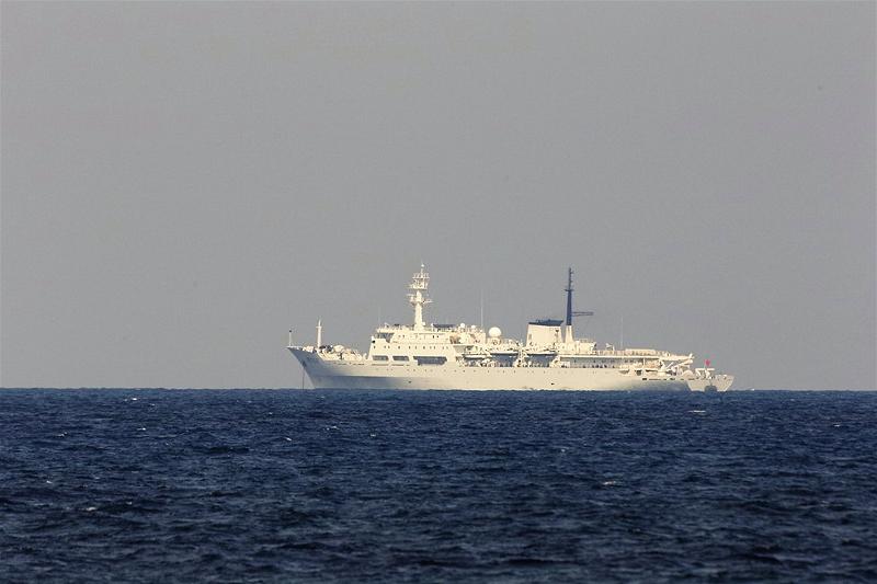 Tàu nghiên cứu Hải dương của Trung Quốc neo cạnh bãi Huy Gơ, đầu năm 2013