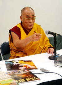dalai_lama_photo_ly_kien_truc_resize