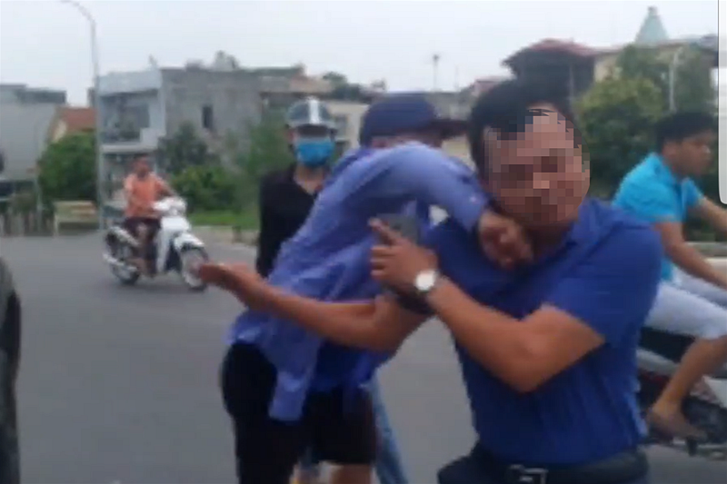 Kẻ côn đồ tấn công phóng viên Báo Tuổi trẻ Thủ đô sau khi tác nghiệp trên địa bàn phường Long Biên (Quận Long Biên - Hà Nội).